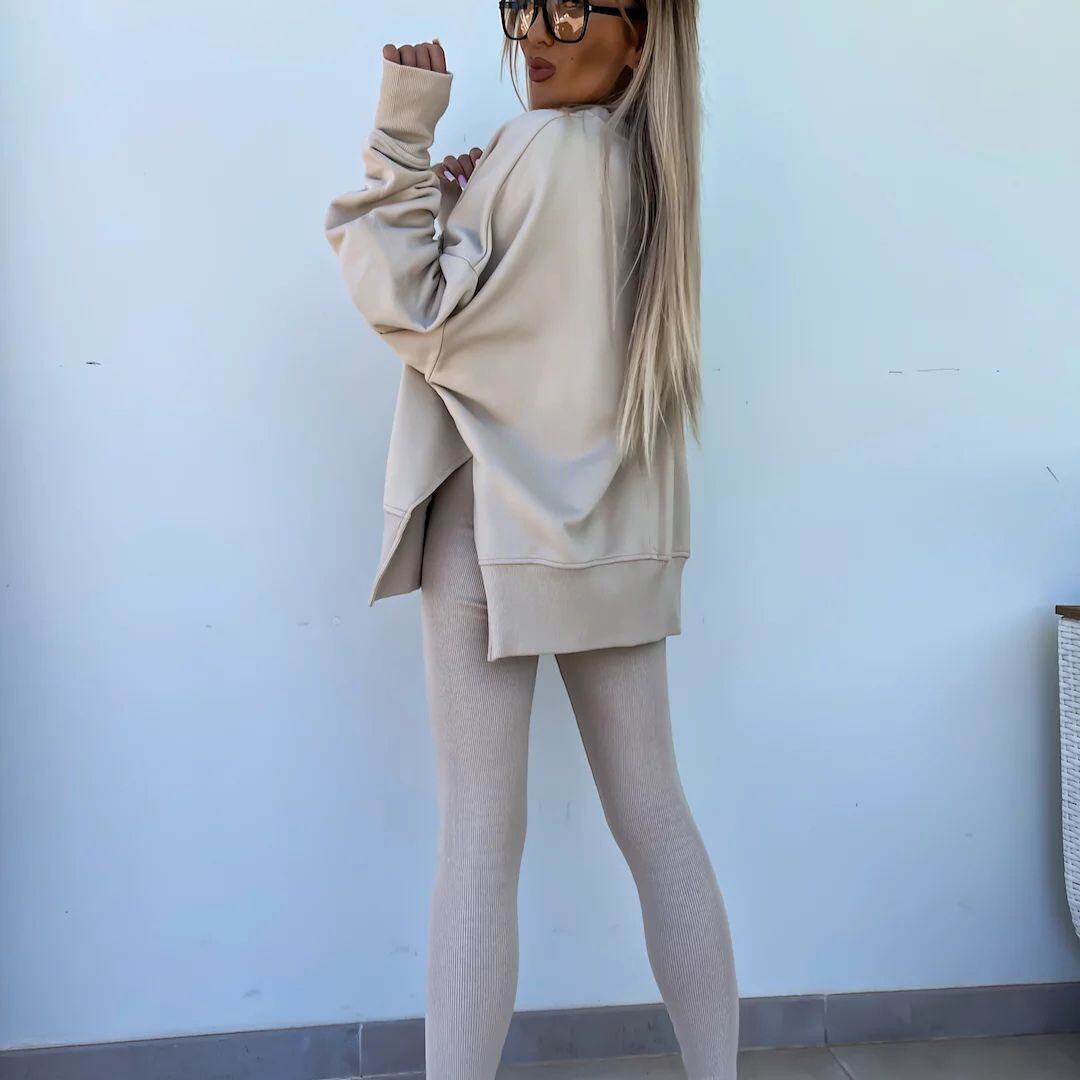 Um conjunto confortável de moletom e leggings oversize