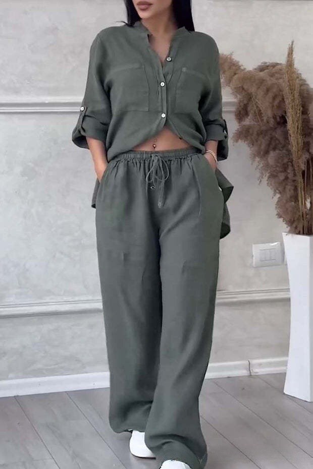 🌸Terno feminino de duas peças feito de algodão e linho. Camisa e calças fechadas com botões.