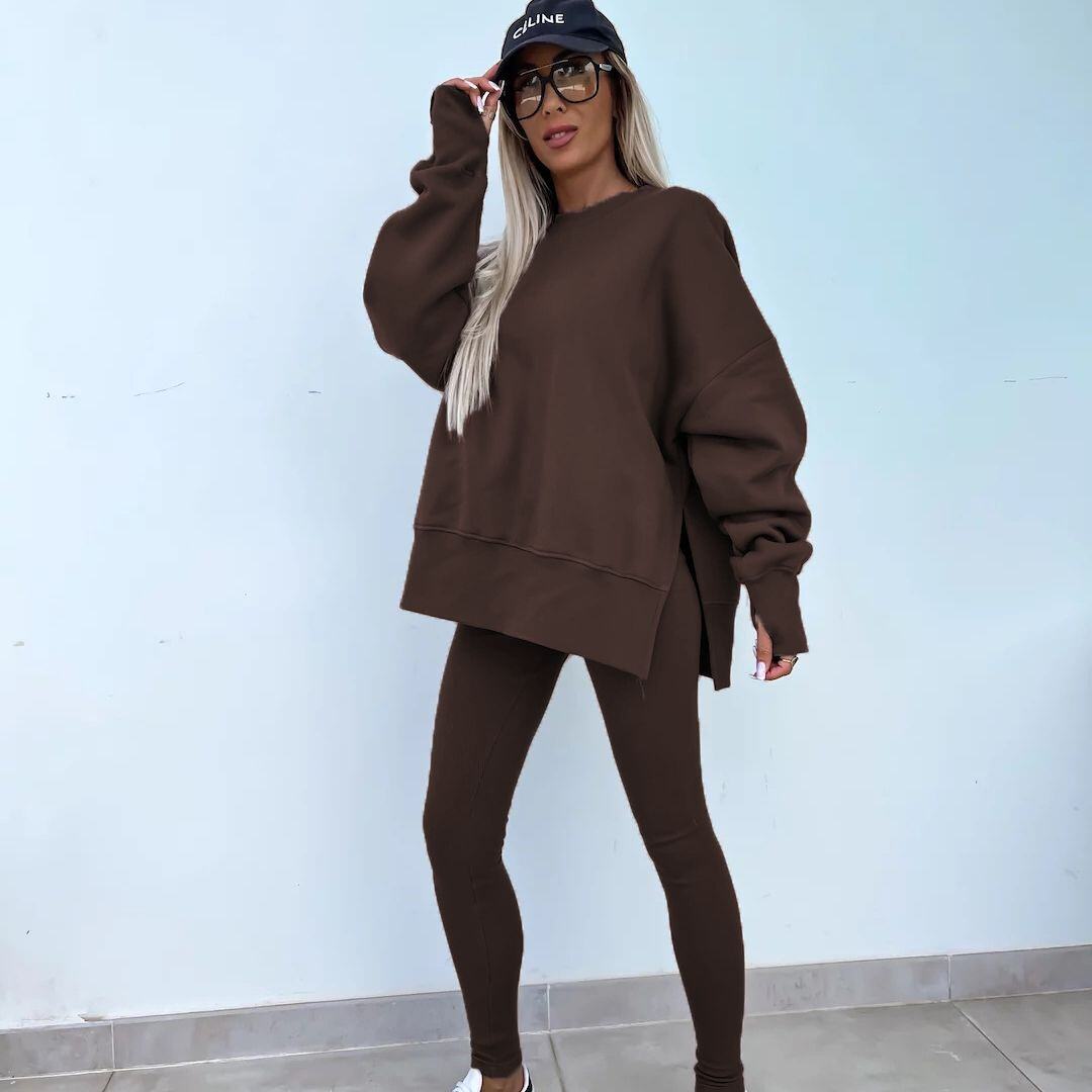 Um conjunto confortável de moletom e leggings oversize