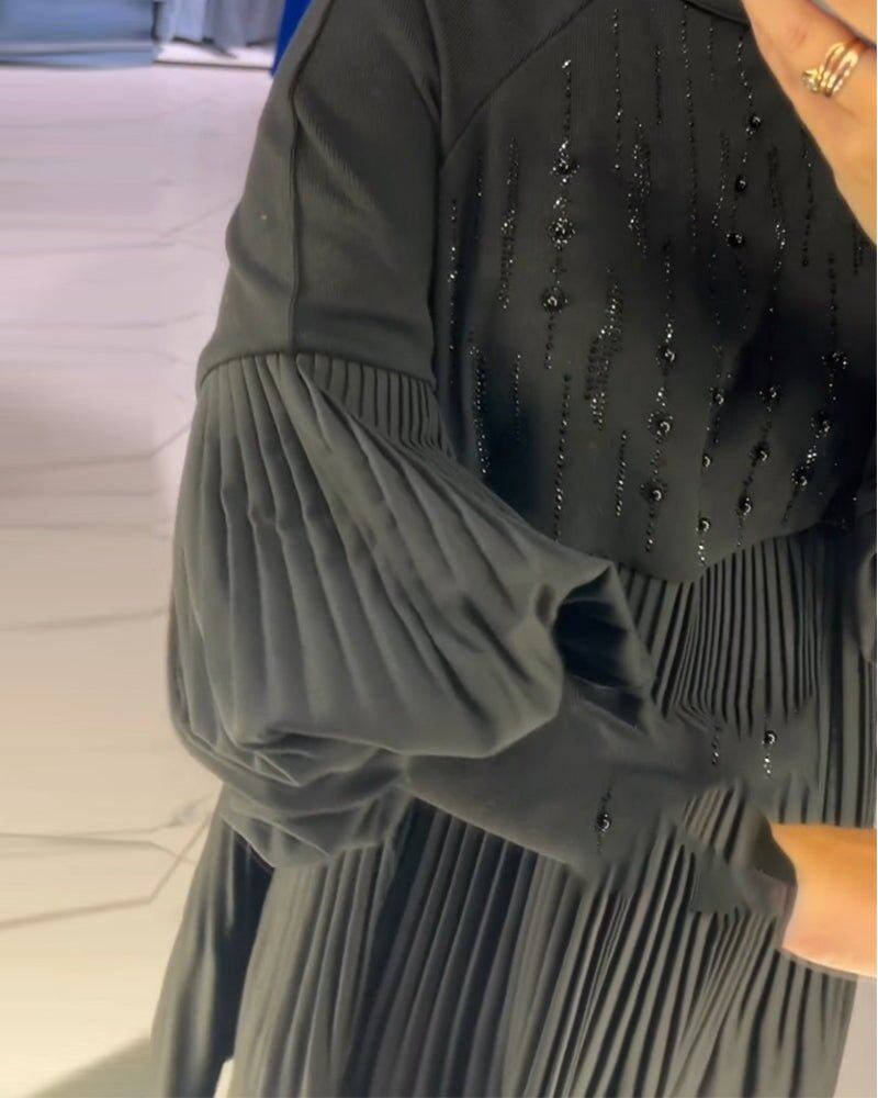 Vestido com mangas balão e gola alta