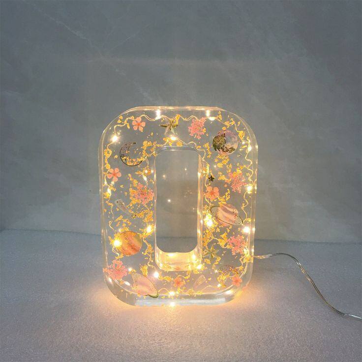 🌸Luz noturna de resina com flores feita à mão