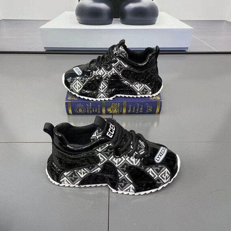 Sapatos casuais com costura bordada da moda