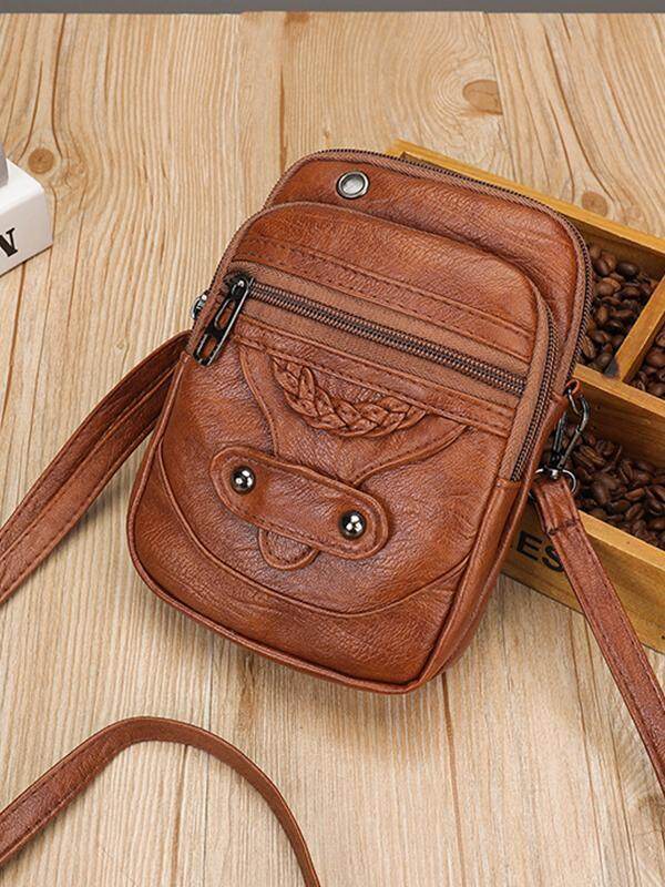 Bolsa crossbody de couro com tachas e tachas