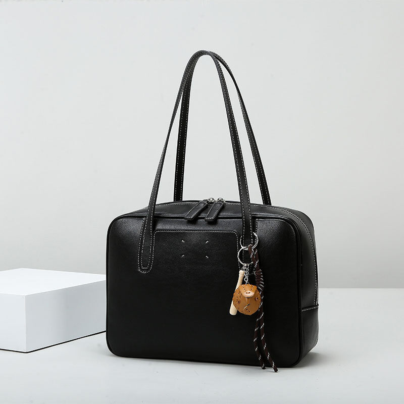 New shoulder bag: large capacity, retro style.