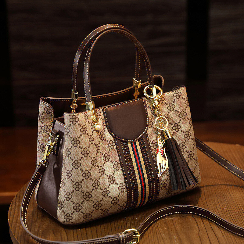 New handbag: vintage style, large capacity, natural leather.