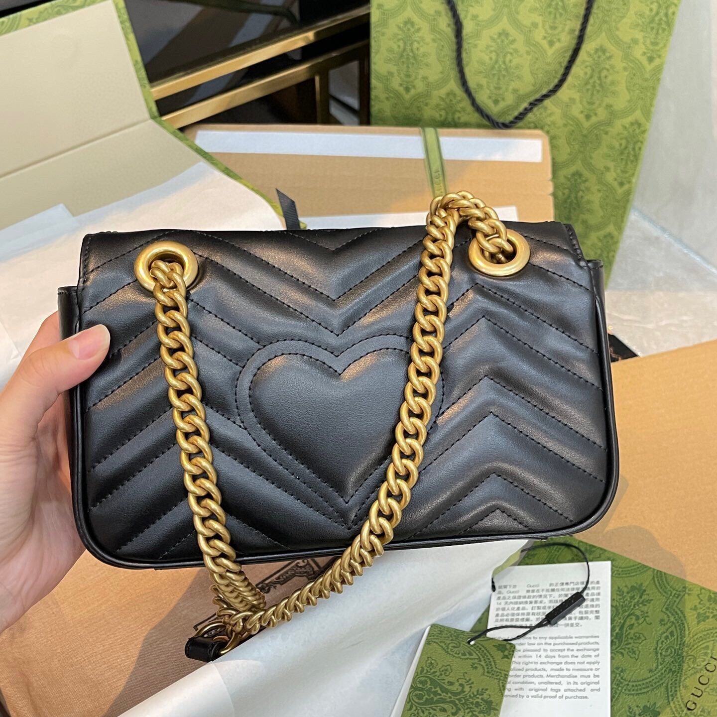 Czarna torebka Gucci na łańcuszku