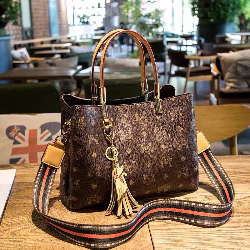 New handbag: vintage style, large capacity, natural leather.