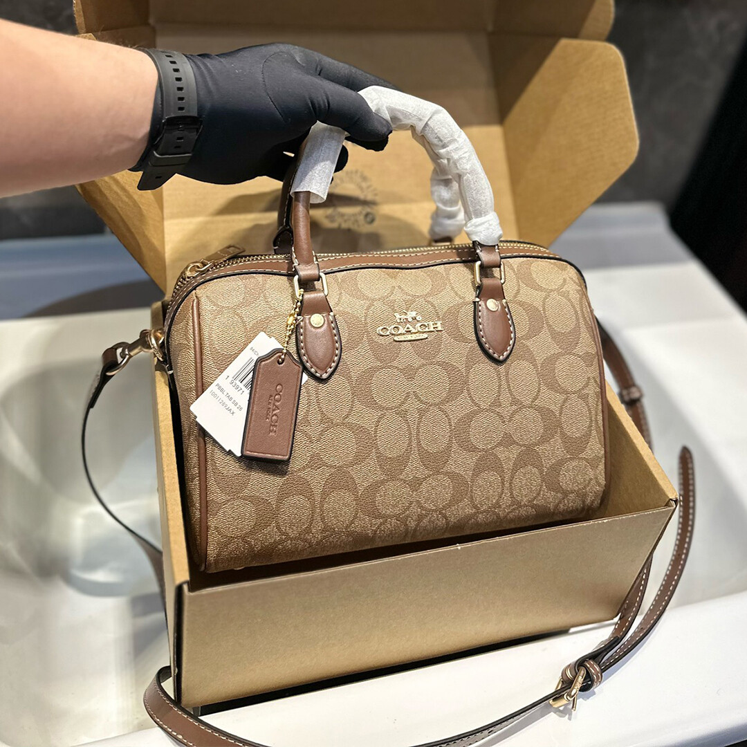 Bolsa de mão Coach Pillow Bag Crossbody multiuso