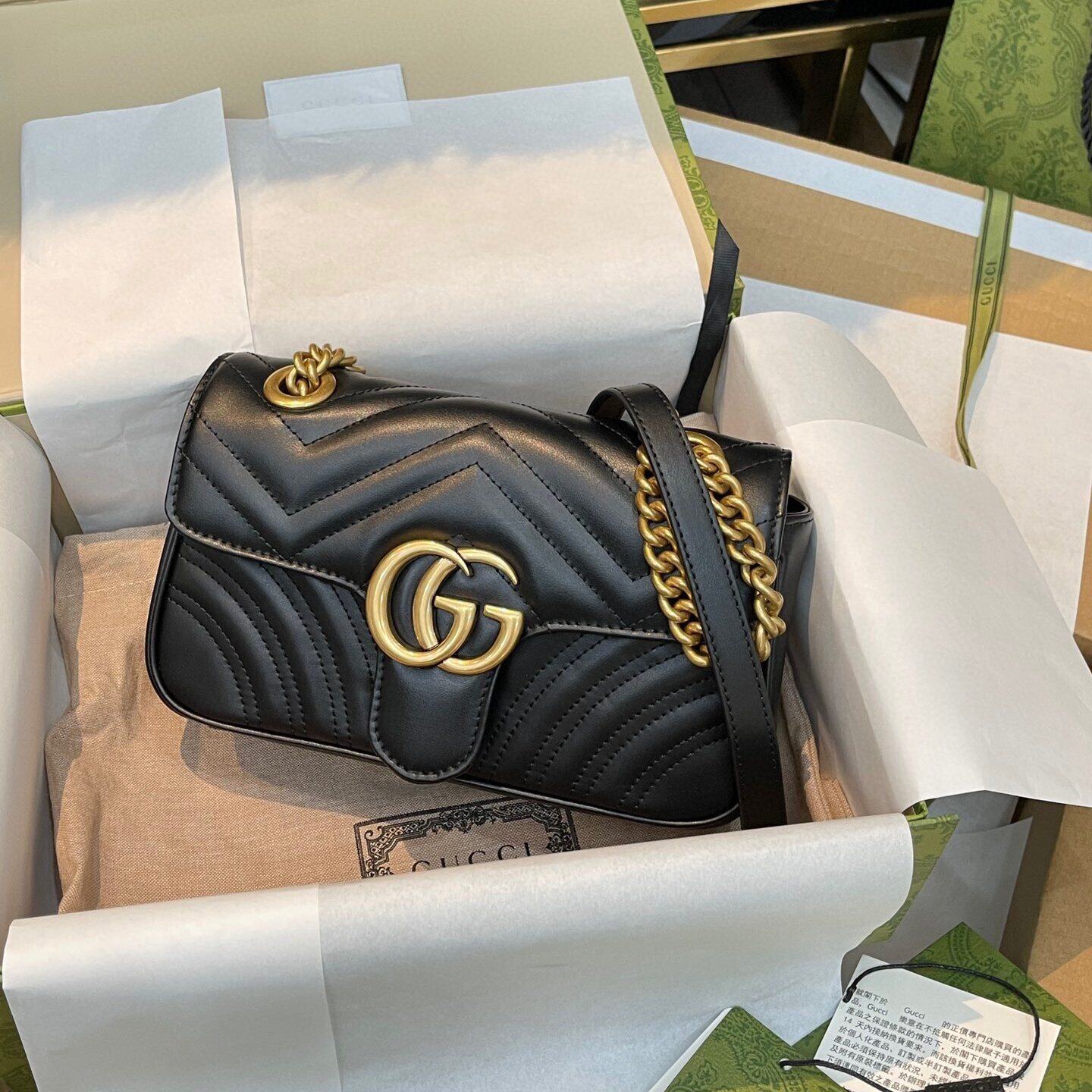Czarna torebka Gucci na łańcuszku