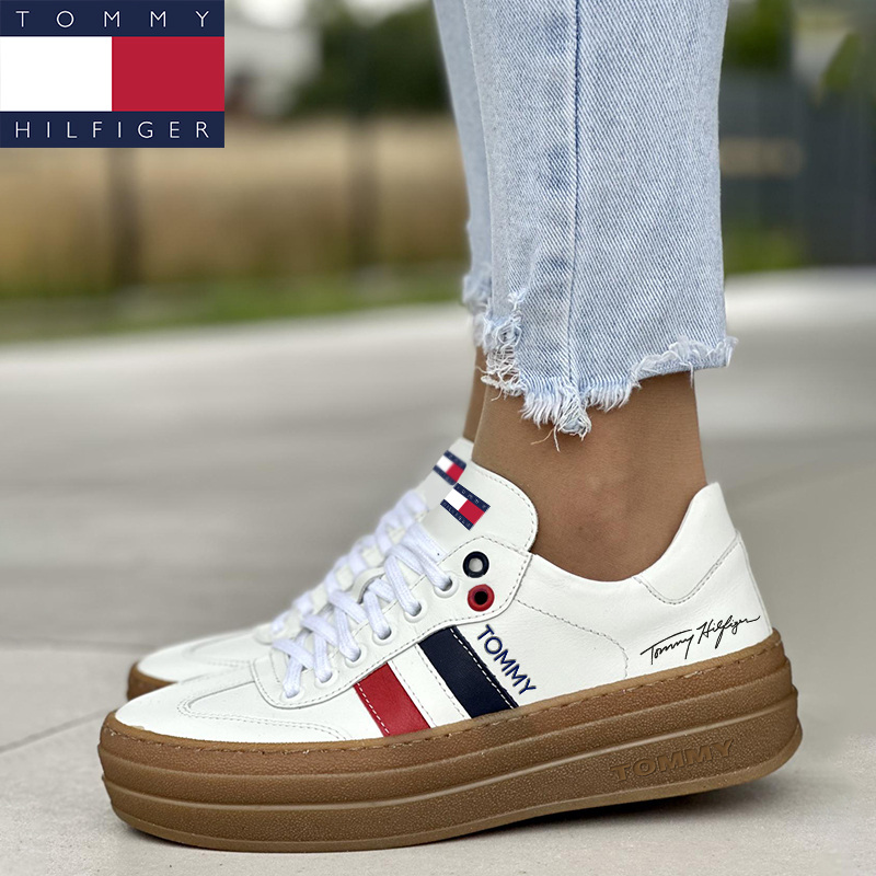 A Tommy Hilfiger® női tornacipő sima, puha bőrből készült, amely könnyű és légáteresztő