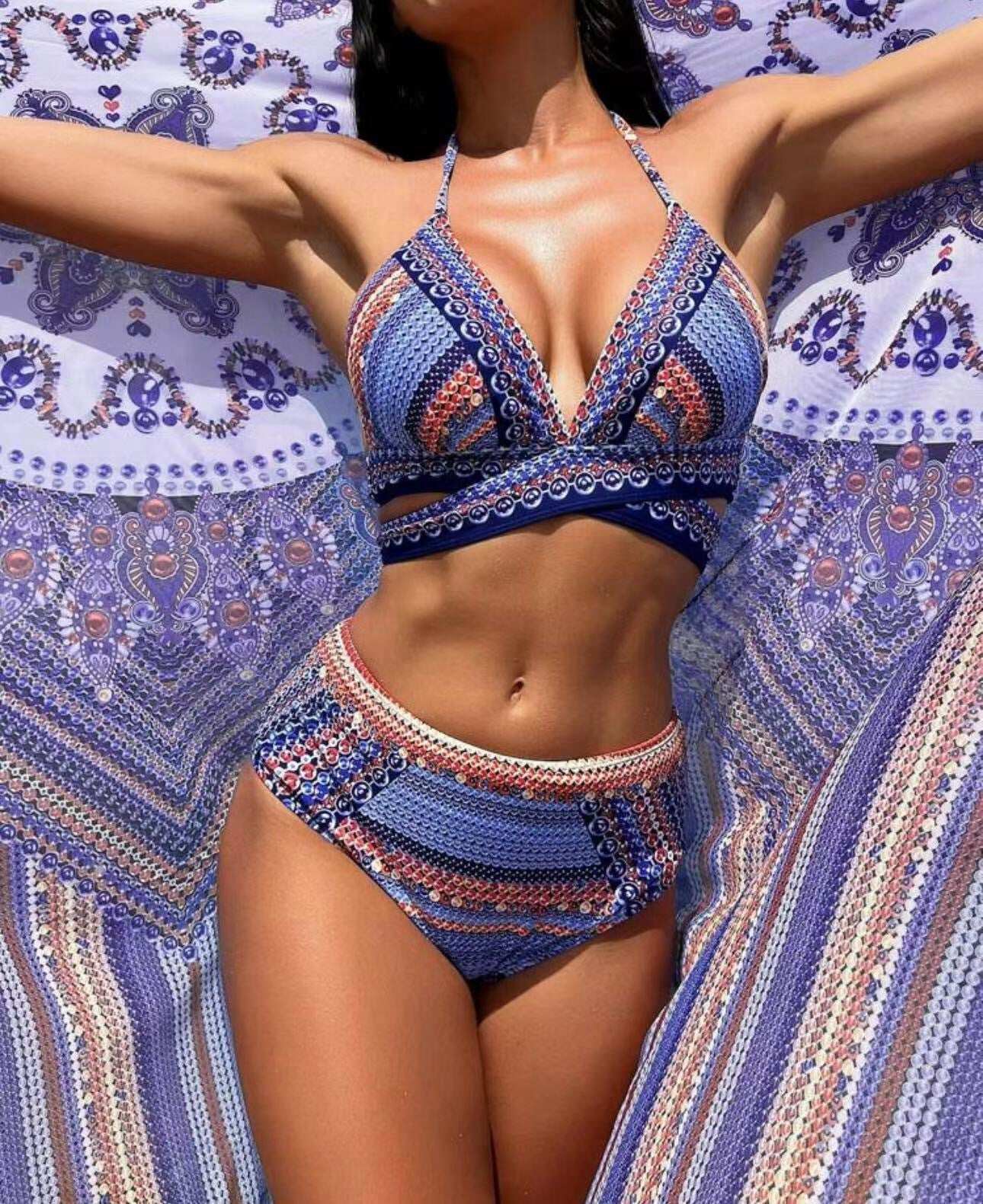 Conjunto de biquíni 3 peças com estampa tribal e saída de praia