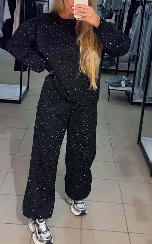 Fato feminino de duas peças com gola redonda e capuz em forma de diamante