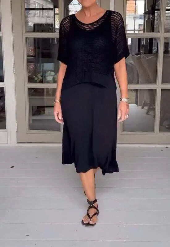 Vestido de duas peças com ombreiras e blusa perfurada