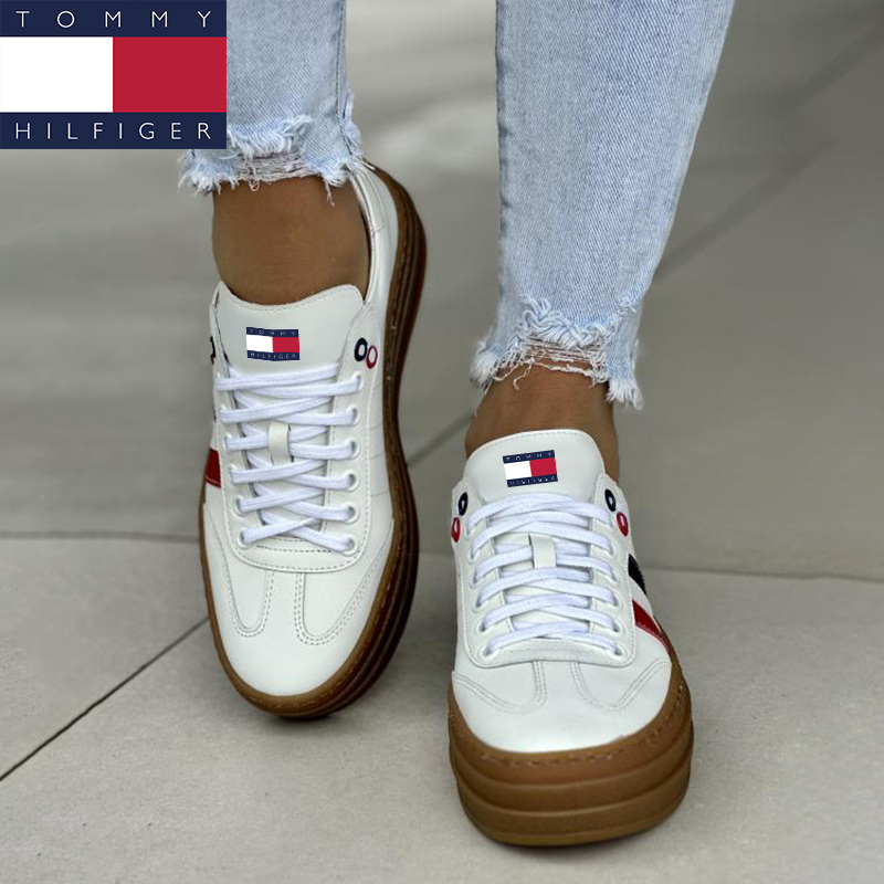A Tommy Hilfiger® női tornacipő sima, puha bőrből készült, amely könnyű és légáteresztő