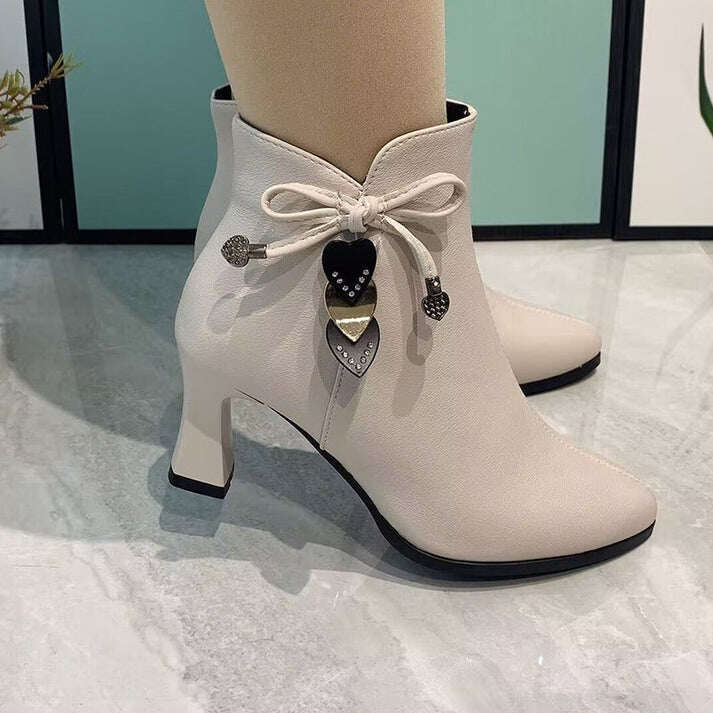 Botins modernos de bico fino com laço