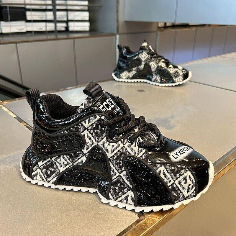 Sapatos casuais com costura bordada da moda