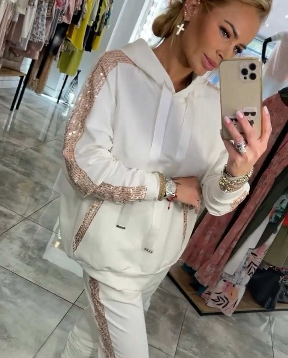 Conjunto de agasalho esportivo e agasalho com lantejoulas