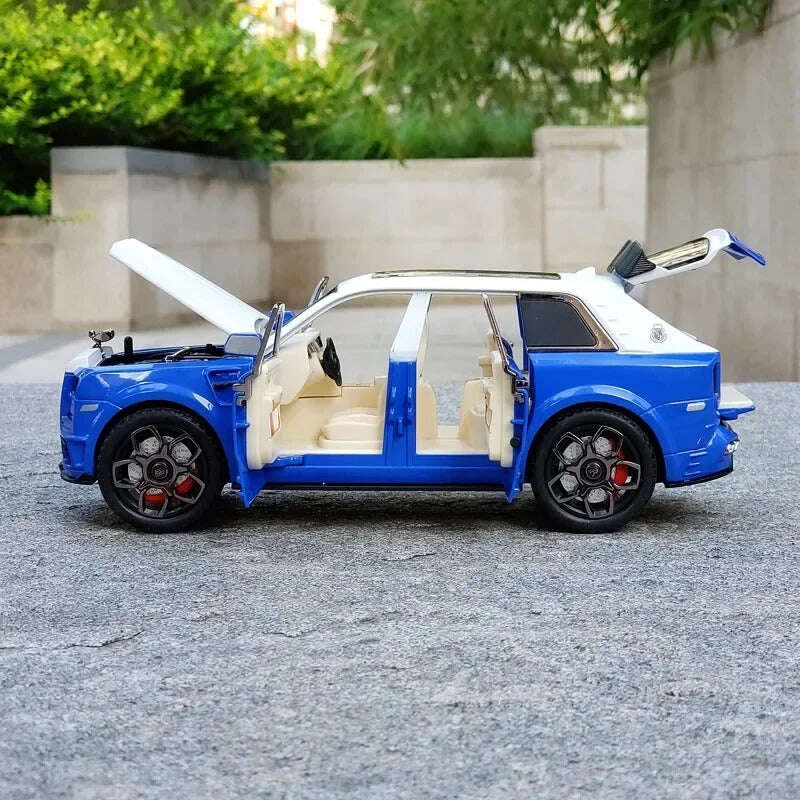 1:24 модел на Rolls-Royce Cullinan.
