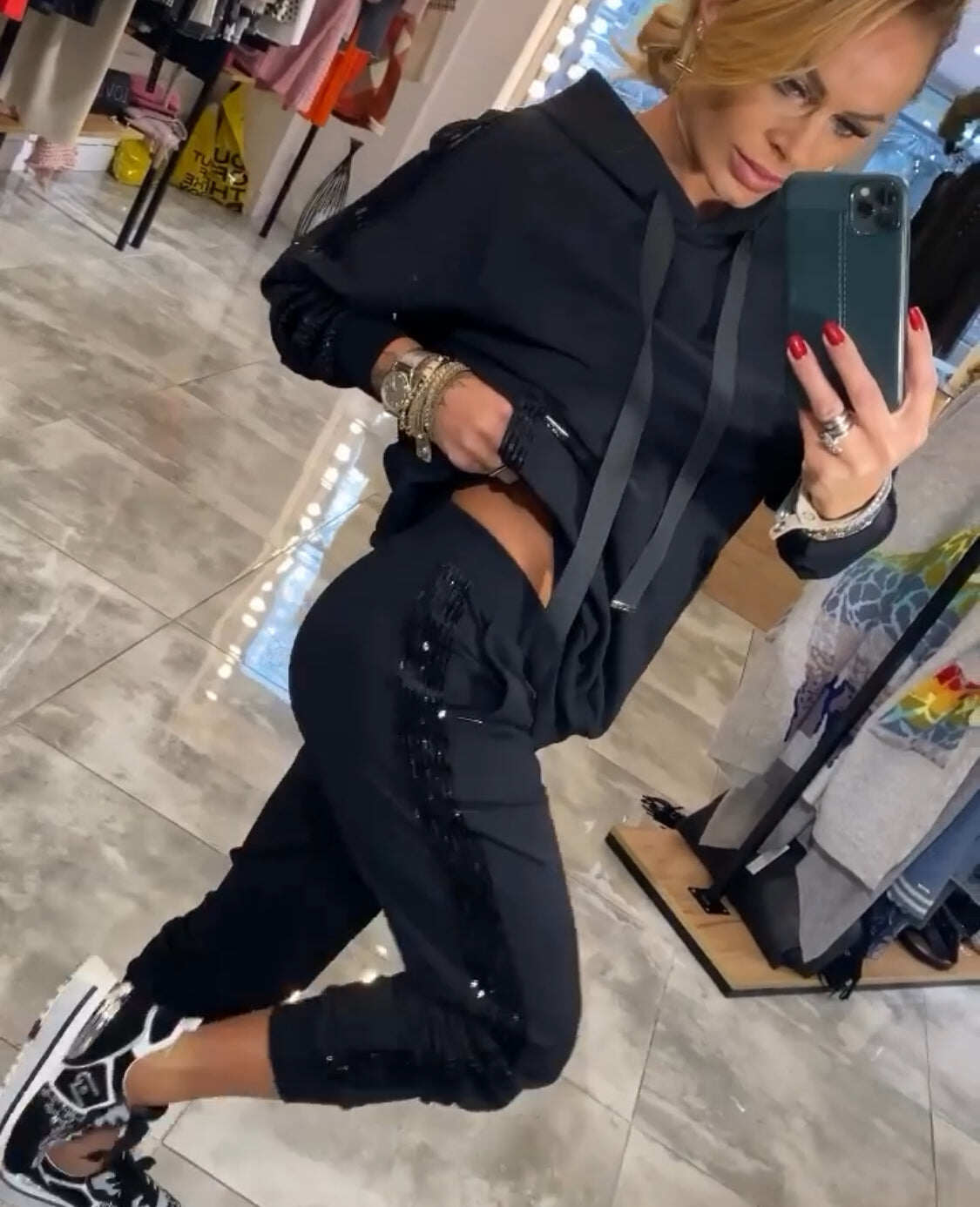 Conjunto de agasalho esportivo e agasalho com lantejoulas