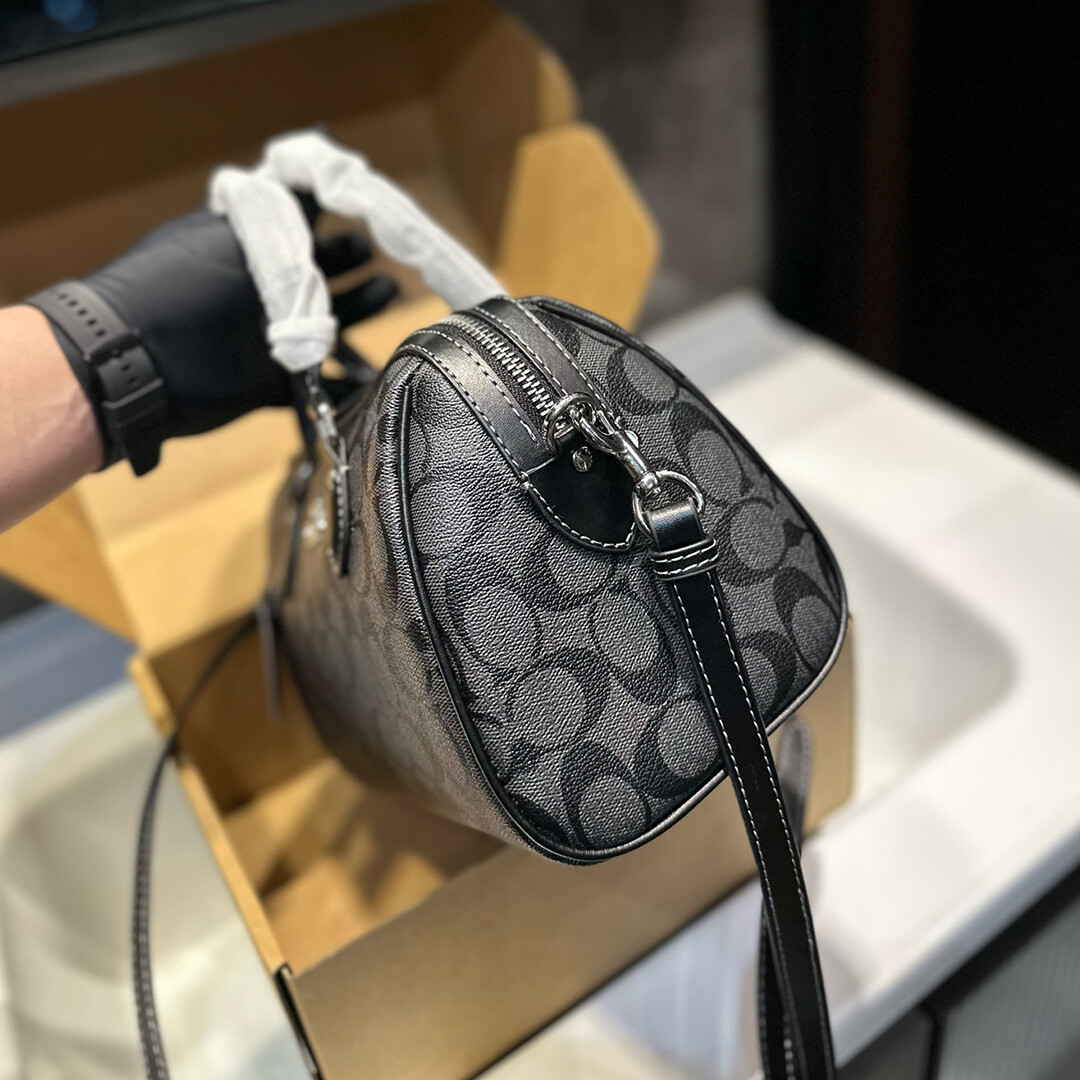 Bolsa de mão Coach Pillow Bag Crossbody multiuso