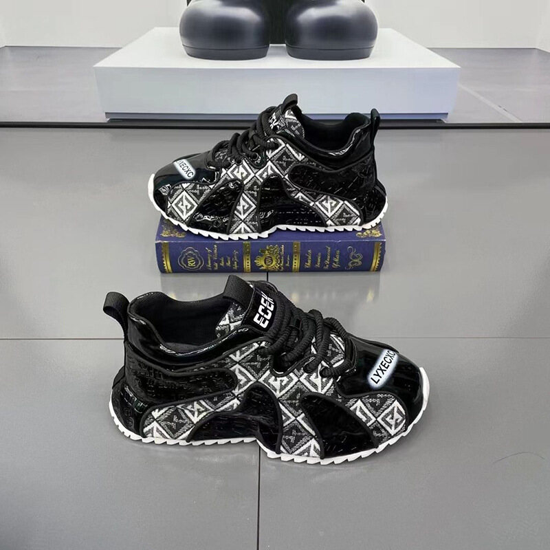 Sapatos casuais com costura bordada da moda