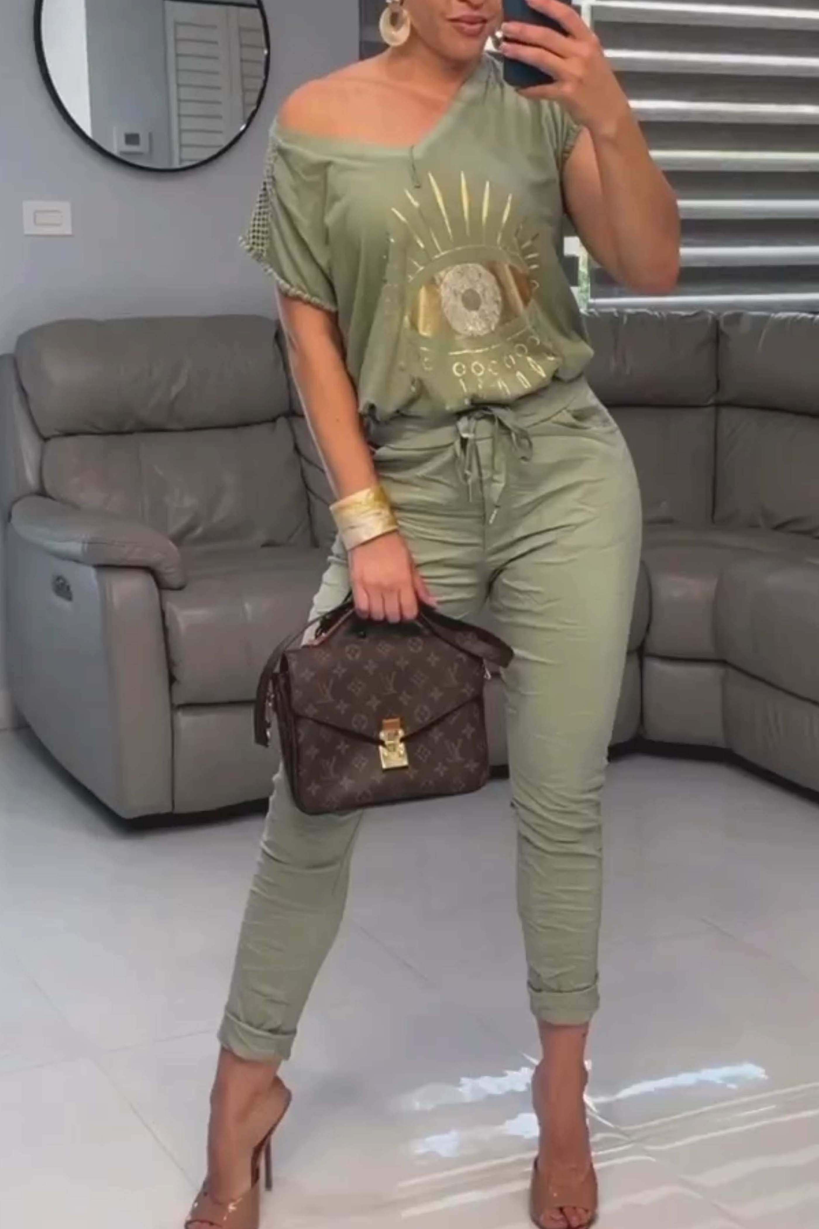 Conjunto de duas peças estampado com blusa e calça com decote em V