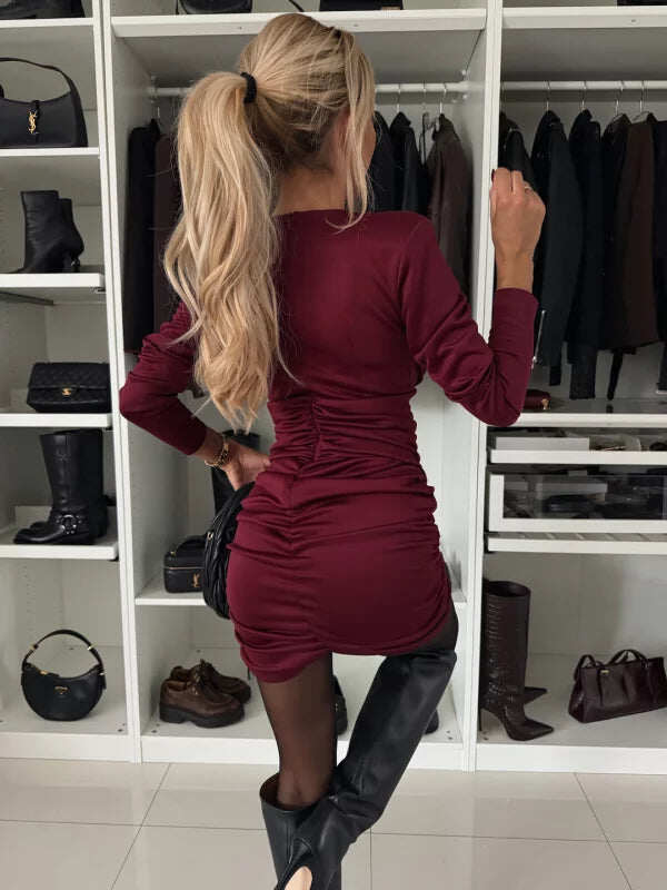 Vestido outonal, sexy, plissado, com cintura subida e decote em V, cobrindo as nádegas