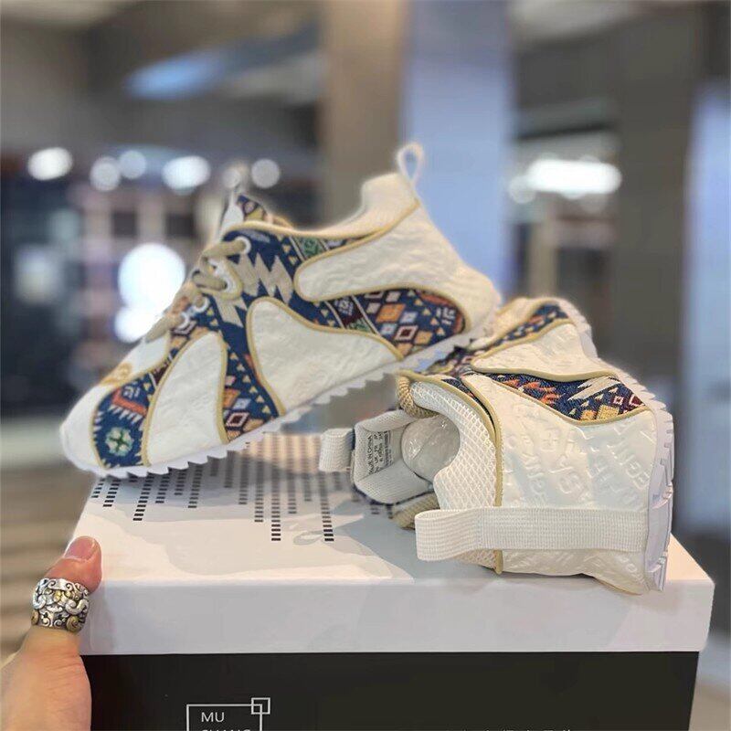 2024 Sapatos casuais com costura bordada da moda