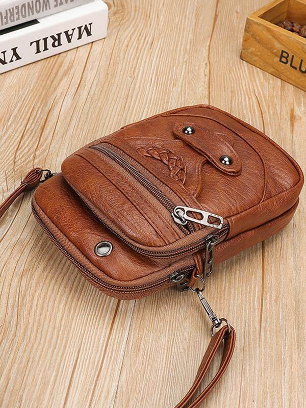 Bolsa crossbody de couro com tachas e tachas