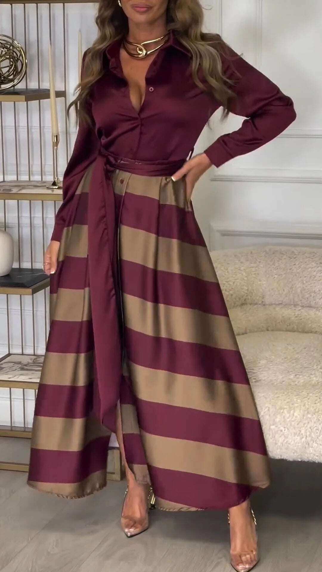 Vestido feminino listrado plissado com costuras