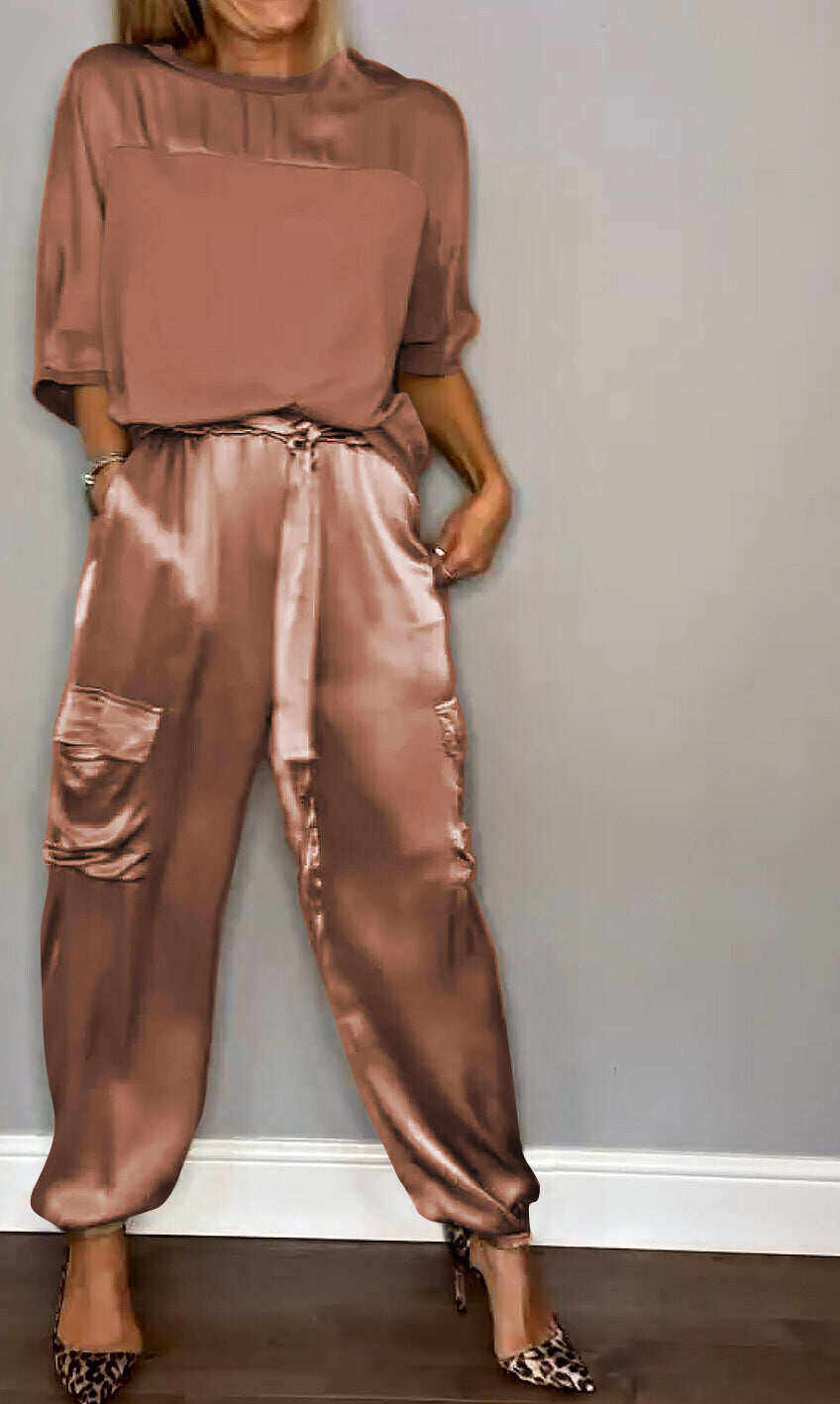 Conjunto feminino de duas peças com top meia manga e calça lisa de cetim