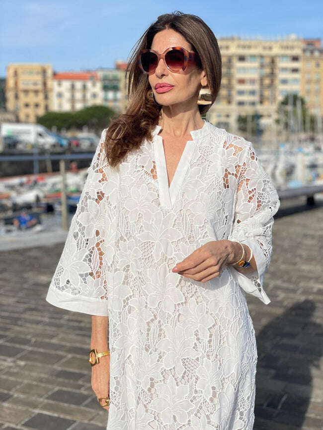 Vestido de mulher elegante de renda com decote em V