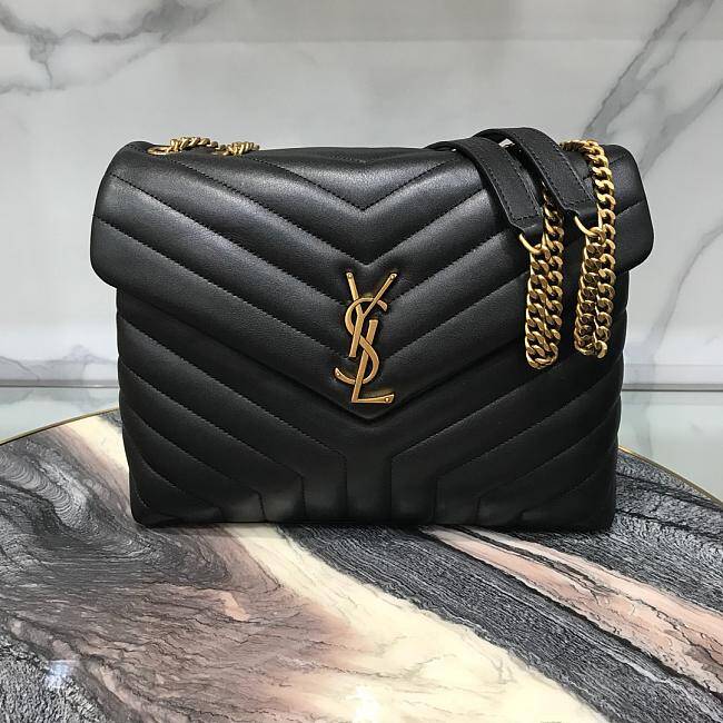 Bolsa YSL Média 32 Loulou Preta em Ouro 32x22x11cm