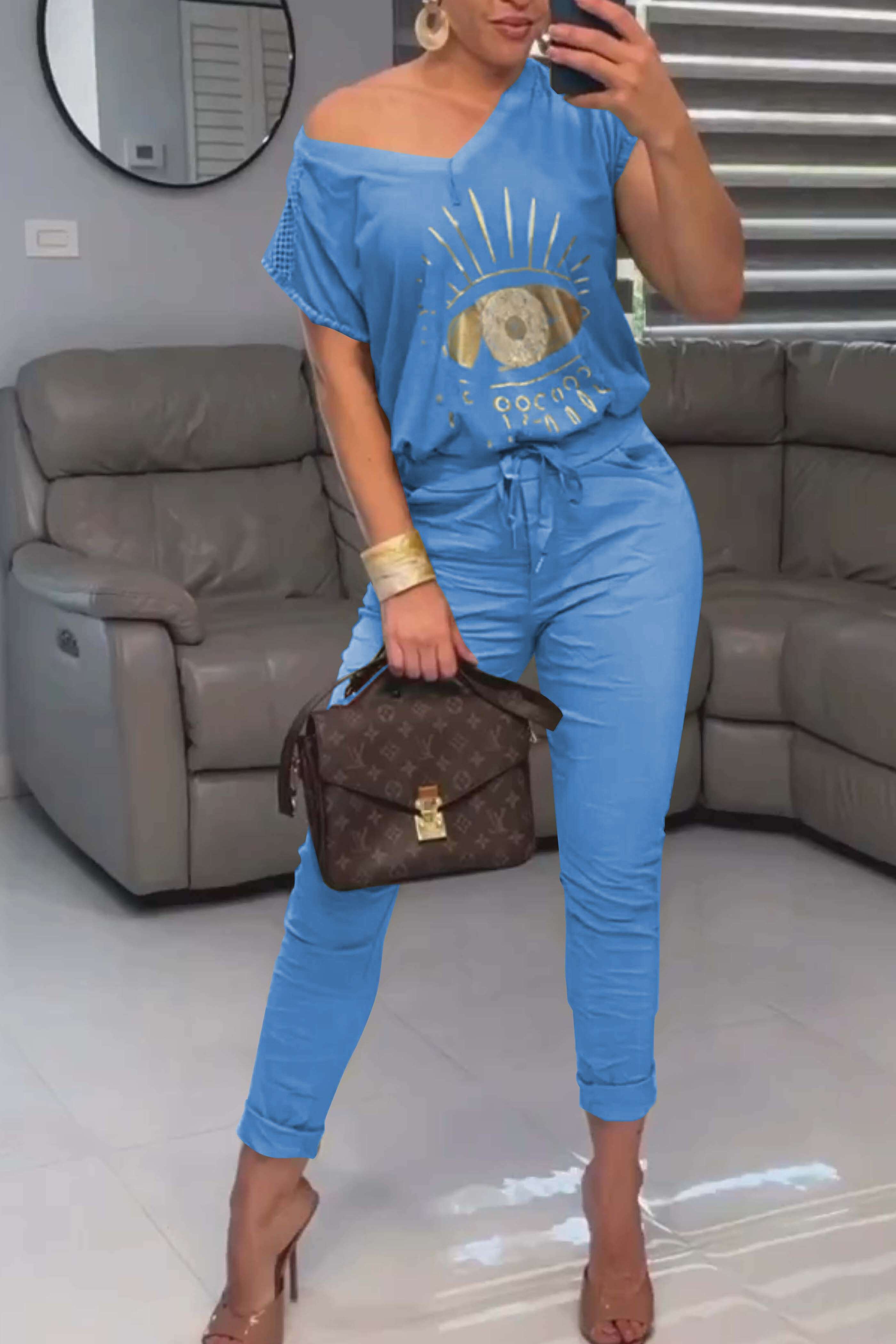 Conjunto de duas peças estampado com blusa e calça com decote em V