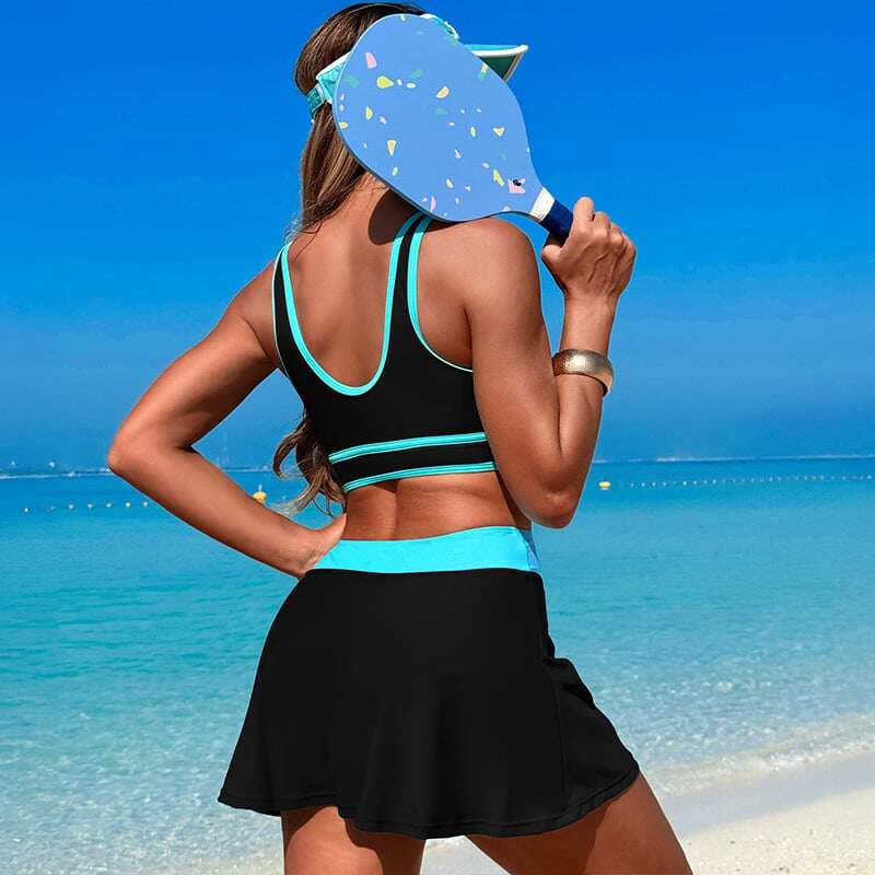 Modischer Bikini-Badeanzug mit Farbblockierung und Sportrock