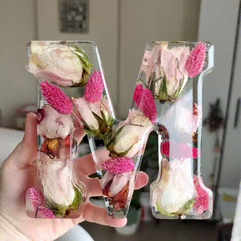 🌸Luz noturna de resina com flores feita à mão