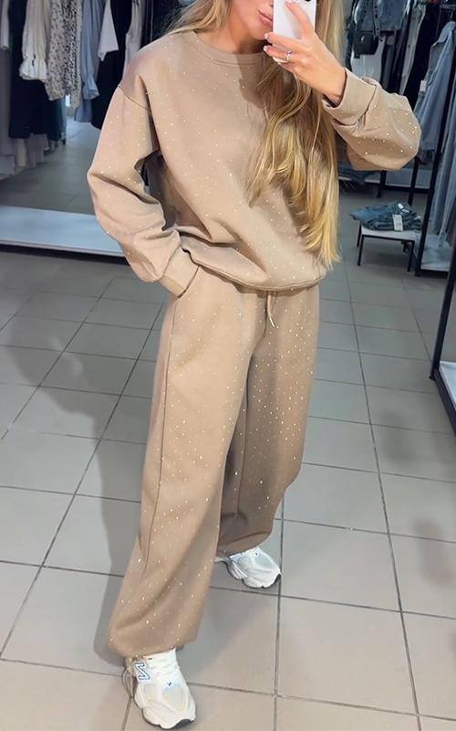 Fato feminino de duas peças com gola redonda e capuz em forma de diamante