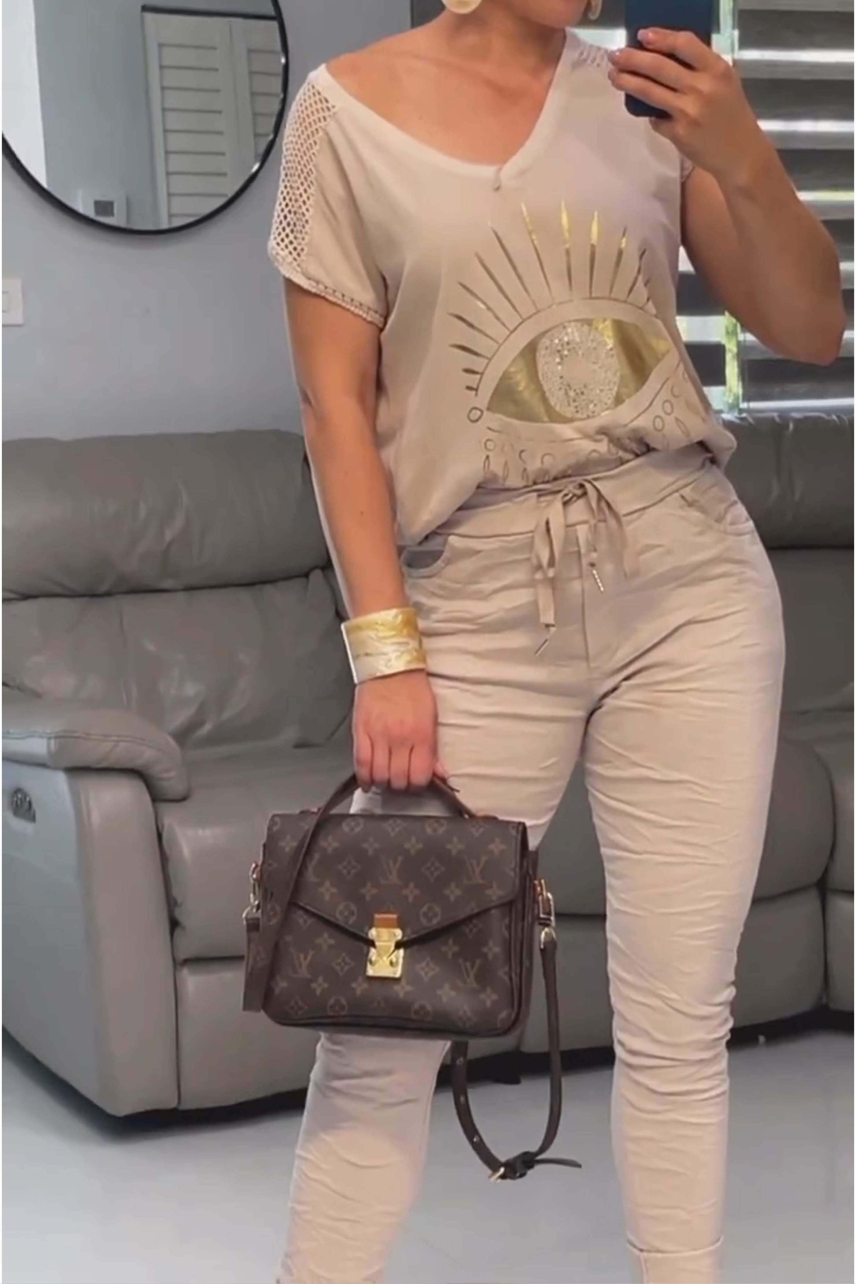 Conjunto de duas peças estampado com blusa e calça com decote em V