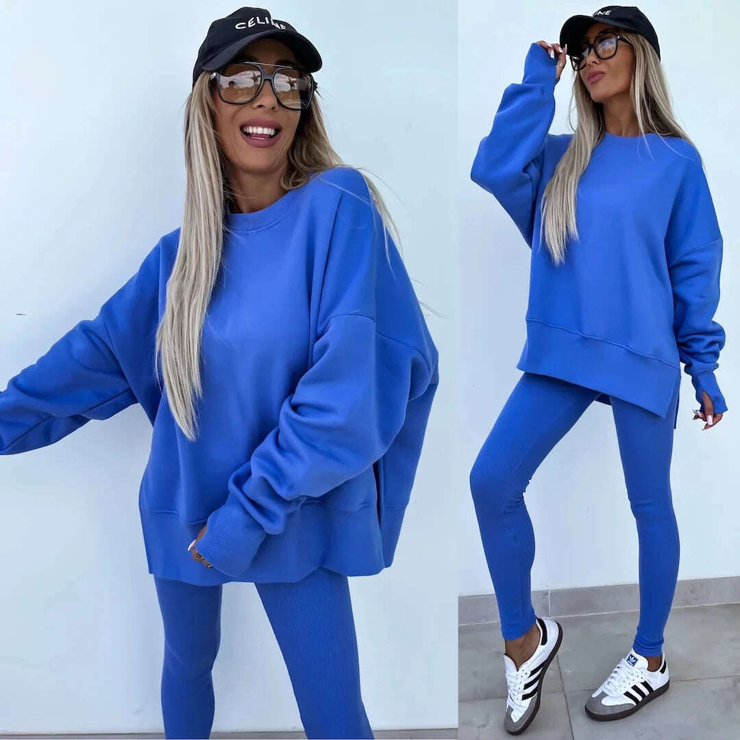 Um conjunto confortável de moletom e leggings oversize