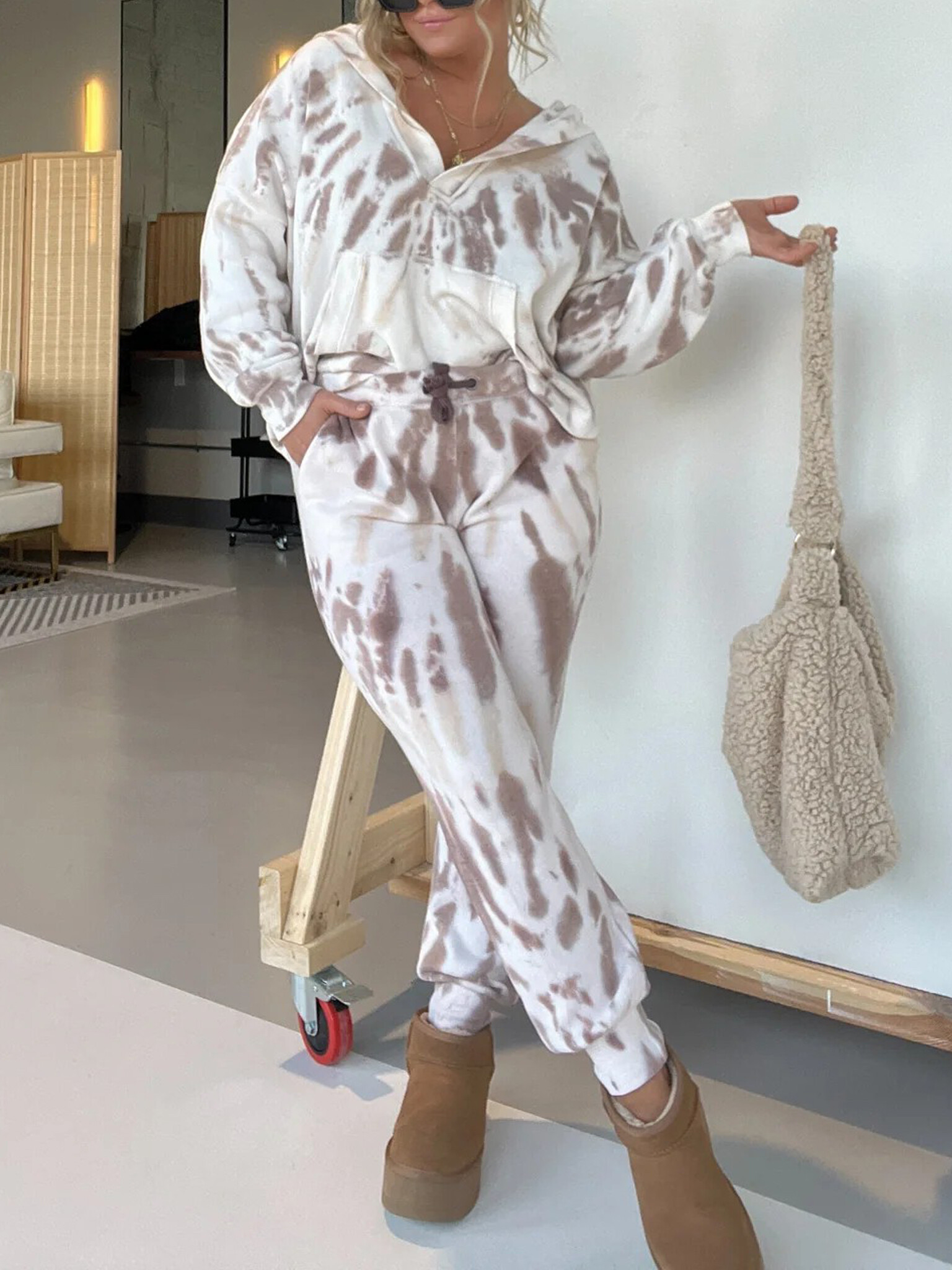 CONJUNTO DE MOLETOM E MOLETOM TIE DYE