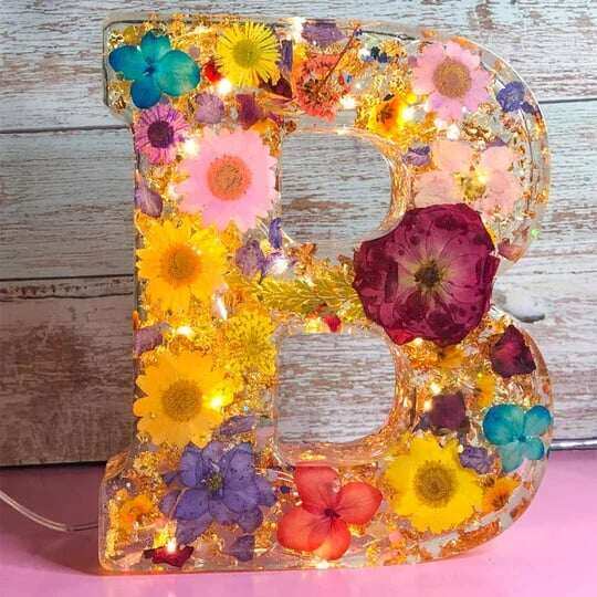 🌸Luz noturna de resina com flores feita à mão