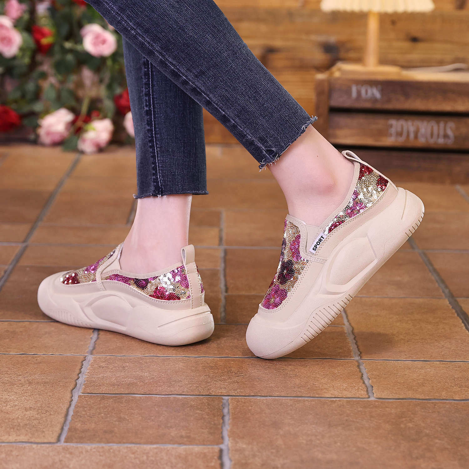 Mocassins de fundo grosso com lantejoulas e flores
