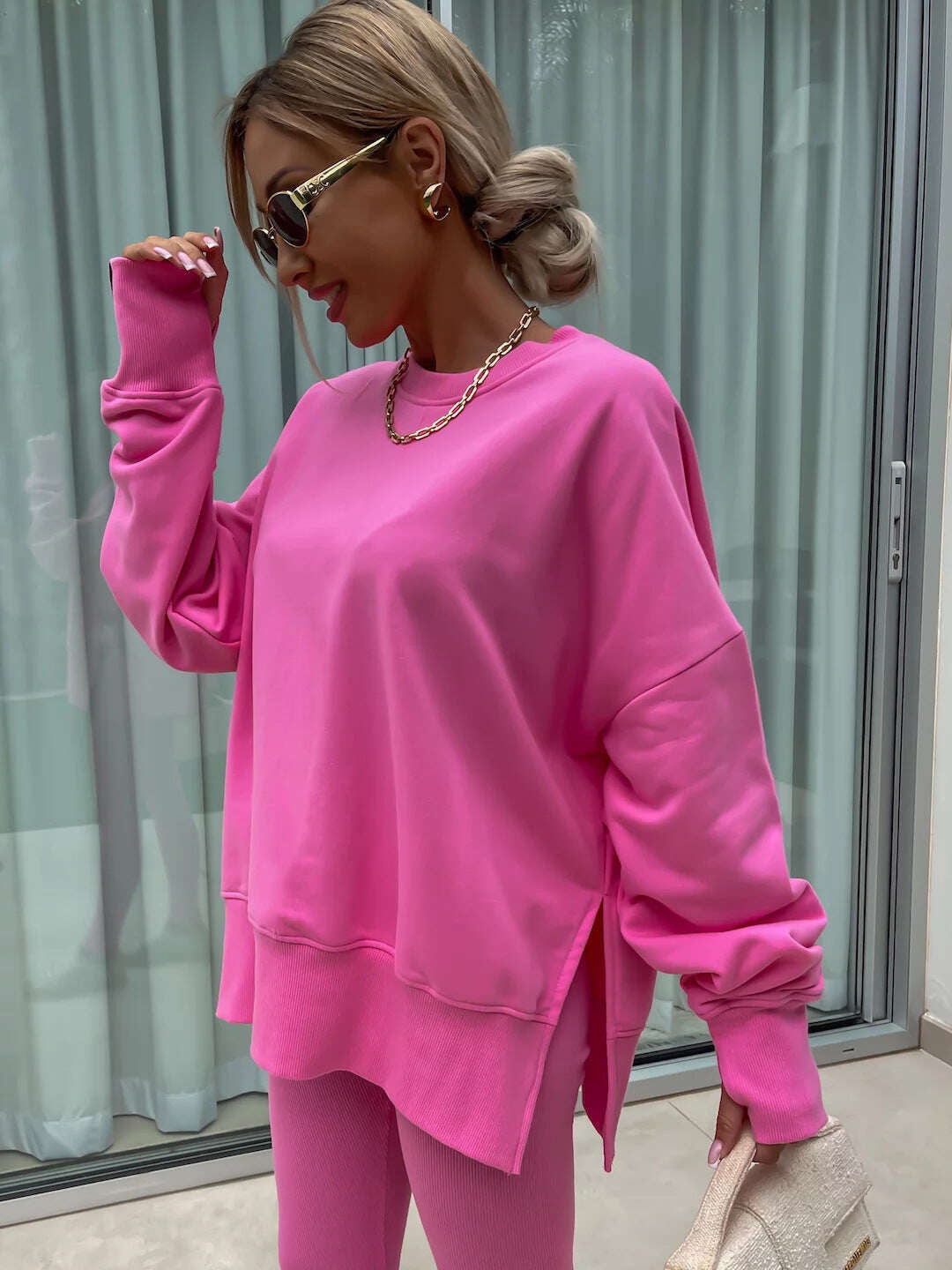 Um conjunto confortável de moletom e leggings oversize