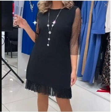 Vestido justo com fendas laterais e renda de lantejoulas