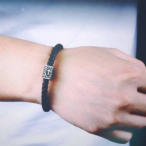 Гривна от руническа плетена кожа