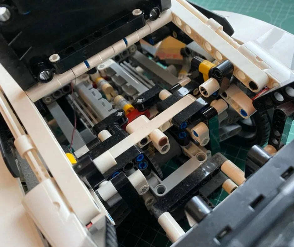 Porsche 911 RSR Lego branco (1580 peças) (1580 peças) com motor boxer de 6 cilindros e portas - Escala 1:10 - 1580 peças