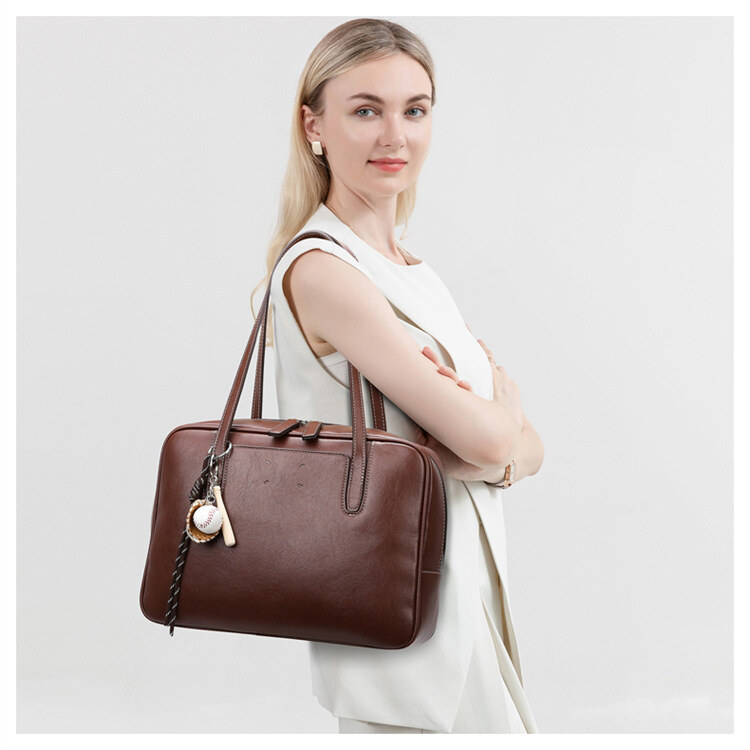 New shoulder bag: large capacity, retro style.