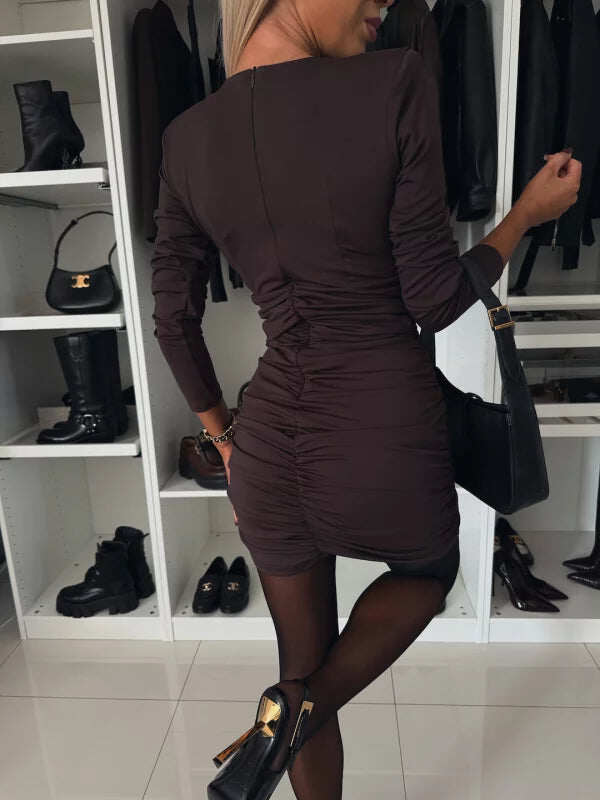 Vestido outonal, sexy, plissado, com cintura subida e decote em V, cobrindo as nádegas