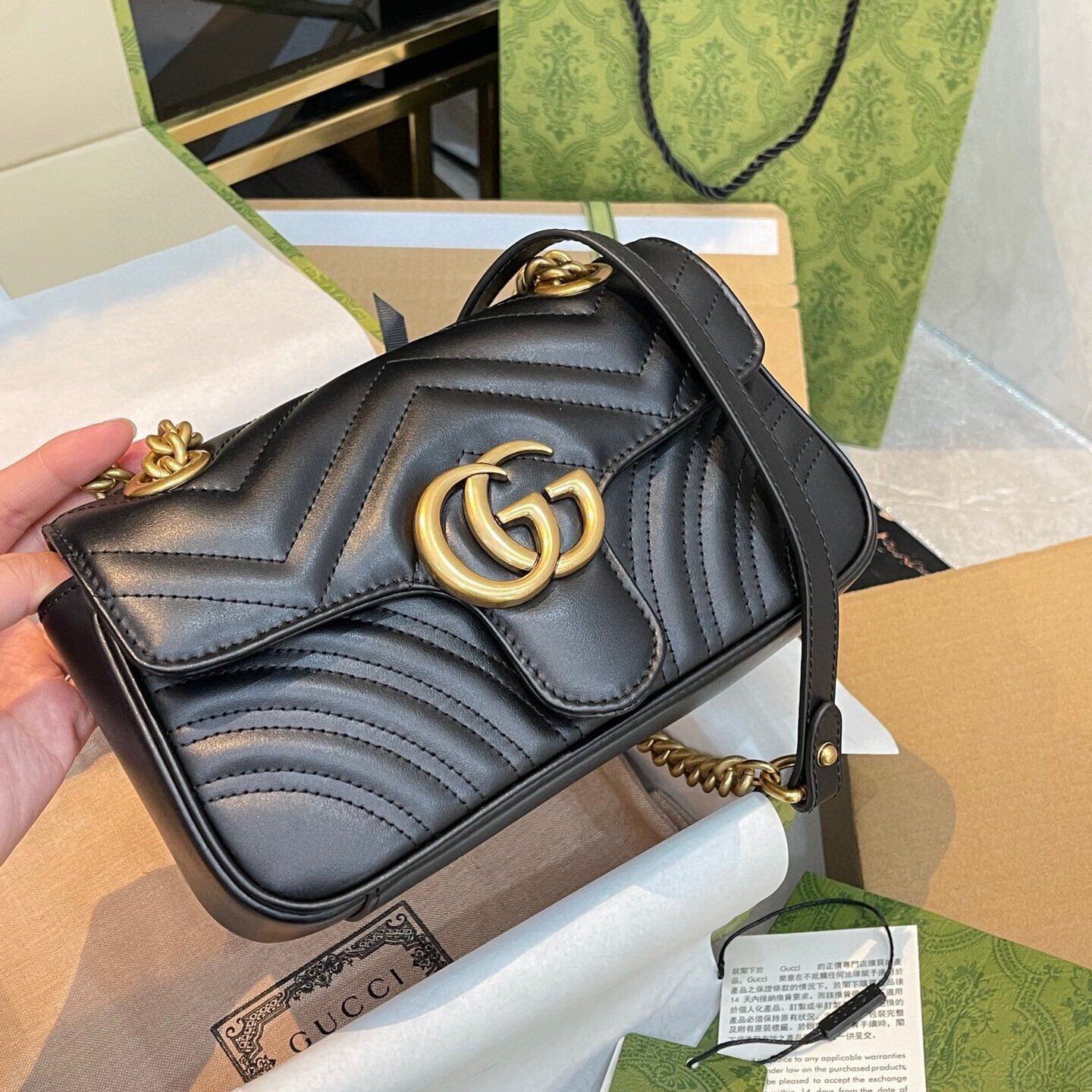Czarna torebka Gucci na łańcuszku