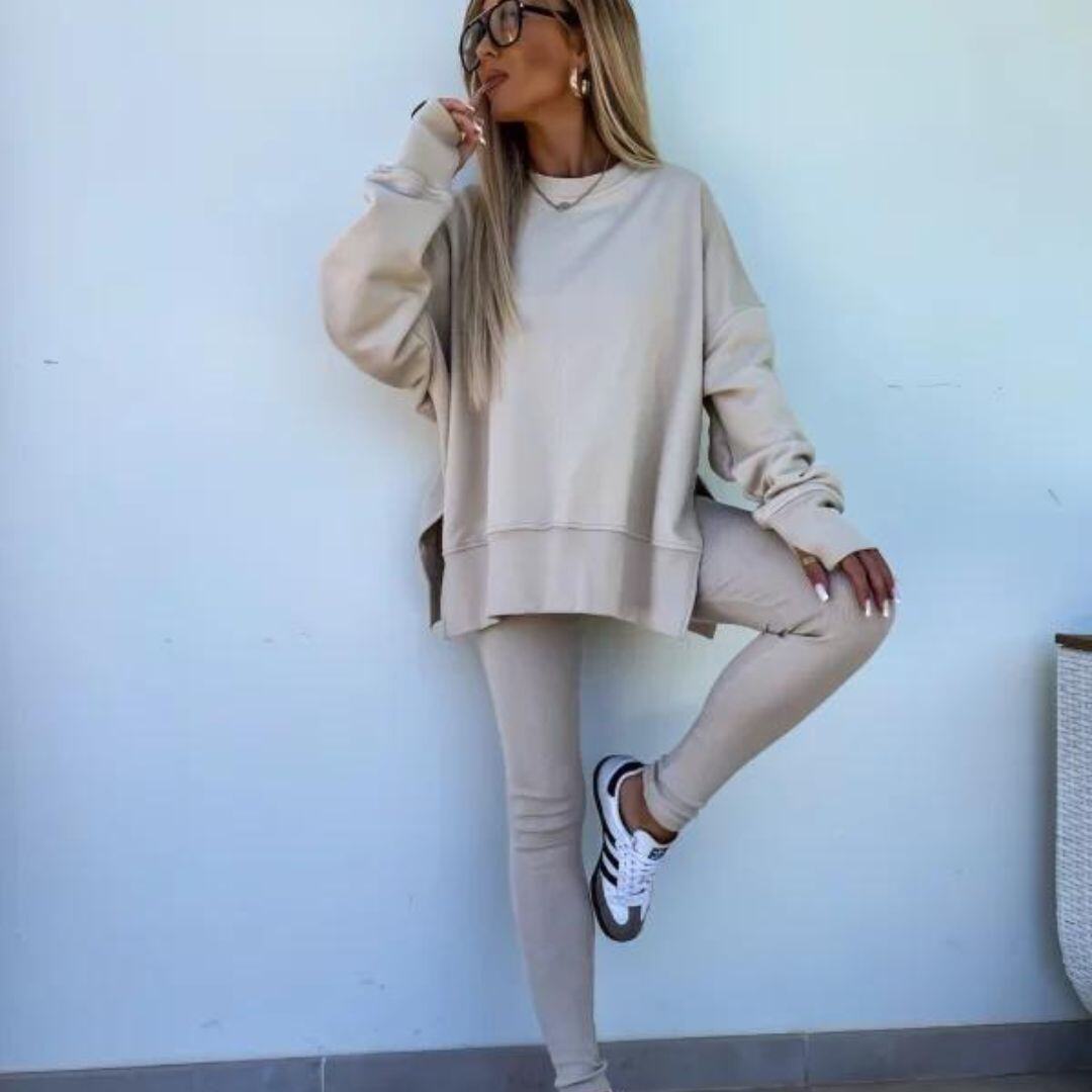 Um conjunto confortável de moletom e leggings oversize